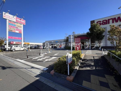 広々とした駐車場がありお車でのアクセスも便利です。複数の店舗が集まるショッピング施設があり日々の買い物に役立ちます。周辺は明るく開放感のある雰囲気です。施設内の移動もスムーズに行えます。