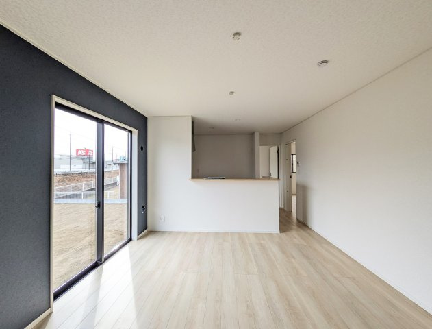 ご家族が集まるリビングダイニングは陽光あふれるあたたかなお部屋