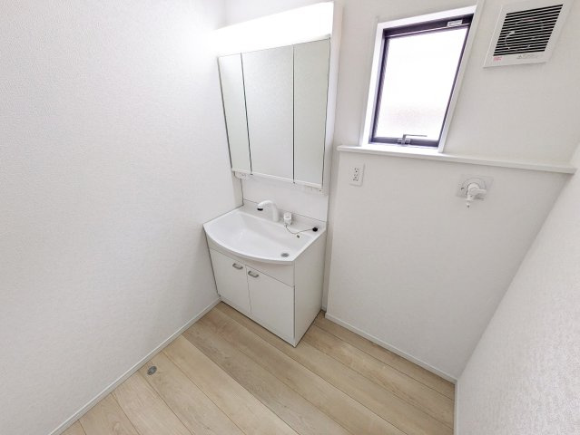 忙しい朝でも快適に身だしなみを整えることができる三面鏡化粧台