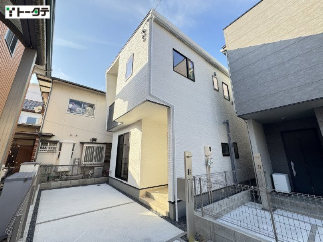 白を基調とした飽きのこないシンプルなデザイン。前面には車の出し入れがスムーズなカースペースを確保。
