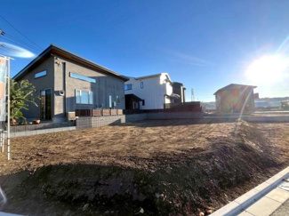 日当たりの良い現地土地写真です。静かな住宅街に位置し周辺は整った街並みが広がっています。広々とした敷地でお好きな建物の設計が可能です。インフラも整備されており快適な住環境が期待できます。