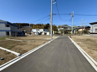 陽当たりの良い現地土地写真です。広がりのある開放的な眺望が特徴的です。敷地内がフラットで利用しやすい印象です。周囲には自然が多くのどかな雰囲気が感じられます。前面道路からアクセスしやすい立地です。