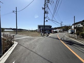 広がる田園風景が近隣にあり自然を身近に感じられる環境です。日当たりの良い道路脇に位置しています。周囲に高い建物が少なく開放感が特徴です。静かなエリアで視界がひらけています。