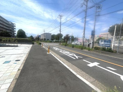 前面道路は見通しがよく周辺の建物とも程よい距離が確保されています。歩道も整備されておりゆとりを感じられる空間です。電柱や標識が整然と設置されていますので安心感のある現地です。