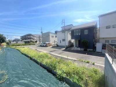開放感のある現地土地写真です。周辺は閑静な住宅街となっており整った街並みが印象的です。幅の広い道路が接しており車の出入りもスムーズです。