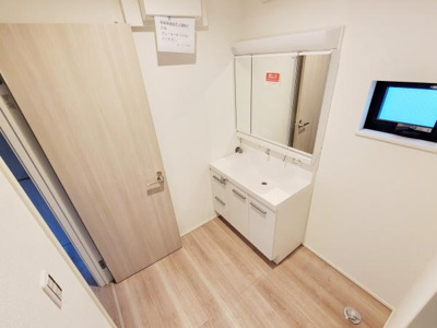 明るく清潔感のある洗面所です。洗面台には収納スペースがありすっきりと使えます。広めの空間設計で使い勝手も良好です。シンプルな内装が様々なインテリアに馴染みます。