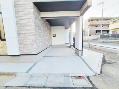 広々とした駐車スペースが確保されております。スムーズに出入りできる設計です。屋根付きなので天候に左右されにくい点も魅力です。住宅の外観とも調和しています。角地ならではの開放感も感じられます。