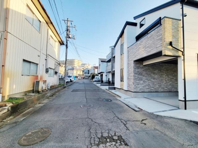 整然とした区画配置が特徴的です。各戸専用の駐車スペースを完備しています。道路からのアクセスもスムーズな設計です。分譲予定区画もあり今後の発展が期待できます。