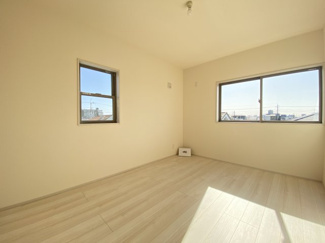 3階洋室約6帖。全居室2面採光で明るい陽射しが差し込みます。