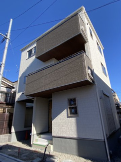 大通りから入った閑静な住宅地にございます。穏やかな環境でゆったりとした生活を。