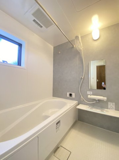 ゆったりと入浴可能な広さの浴室。お子様との入浴も楽しめそうですね。浴室乾燥機付きで入浴前の浴室内の暖めやお洗濯物の乾燥も可能です。