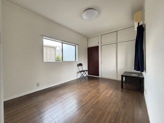 1階6.0帖の洋室です。壁面には設置された押入とタンスには十分な収納スペースが確保されているため、お部屋を広々と快適にご利用いただけます♪