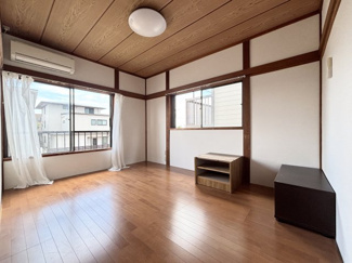 2階6.0帖の洋室です。窓から光が心地よく差し込み、リラックスできるプライベートタイムや仕事部屋としても快適にご利用いただけます。