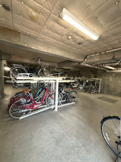 〜駐輪場〜
屋根付きで日頃のメンテナンスが簡単ですね♪