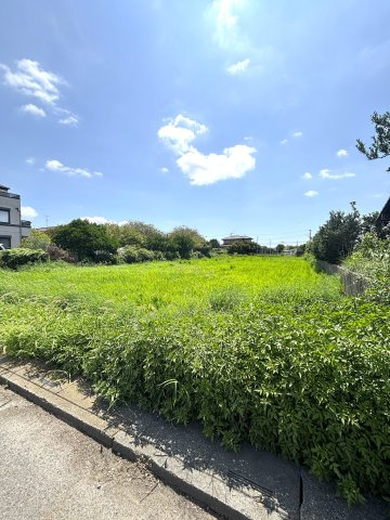 日当たり良好な広々とした土地です。資材置き場や駐車場用地としてご活用できます。