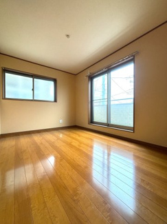 ベランダに繋がる約6.0帖の洋室です。
明るく風通しがよく、自然の光と風を感じながら快適にお過ごしいただけます♪