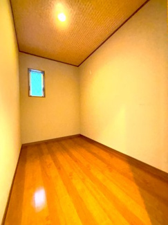 和室奥の、広々とした納戸です。
大型家電や季節ものなどすっきり収納可能！
