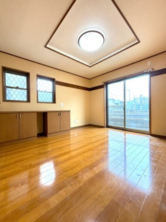 広々とした開放感あふれるリビング空間です。採光に優れた複数の窓からあたたかな日差しが差し込みます。
