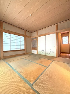 ゆったりとした8帖の和室です。布団や季節物をすっきり片付けられる収納付きで、整った空間を保てます。来客用のお部屋やお子様の遊び場など、多目的に使える一室です。