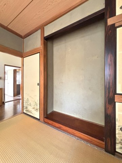 1階和室、床の間付き。まるで旅館のような、趣のある空間はどこかのんびりと落ち着ける空間です。