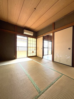 2階は続き間になっております。6帖和室の襖を開放すると洋間とつながり、広がりのある空間へ。
