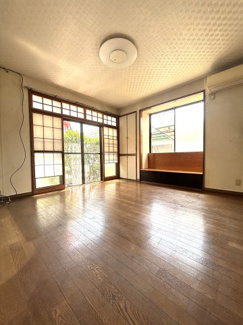 2面採光につき、昼間はとても穏やかな明るさが入ります。