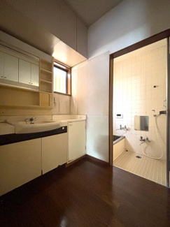 広さにゆとりのある洗面脱衣室です。独立洗面化粧台横に収納がございます。
洗濯用品のストックや、タオル類などご収納可能です。