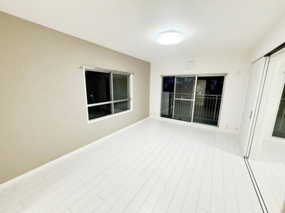 明るい色合いの床が空間を広く感じさせてくれます。2面採光で日中は自然光がたっぷりと入ります。スライド式のガラス扉が開放感を演出しています。室内はシンプルなデザインで好みに合わせてアレンジしやすいです。