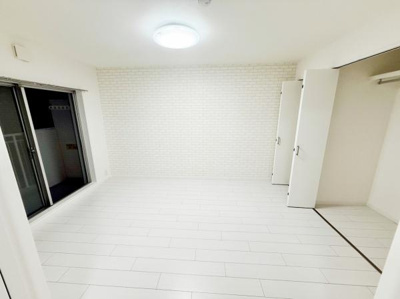 白を基調とした洋室は明るく落ち着いた雰囲気です。広々とした空間が広がりレイアウトの自由度が感じられます。クローゼットが2つあり収納スペースも充実しています。バルコニーへのアクセスも便利です。