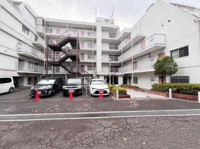 白を基調としたシンプルな外観が印象的です。建物の構造がしっかりしており共用部分も整然としています。バルコニーが各戸についている点もポイントです。