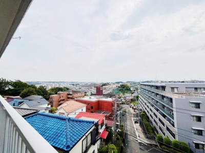 バルコニーから広がる開放的な現地からの眺望が魅力です。遠くまで見渡せる抜け感のある景色を楽しめます。周囲の建物との距離感も十分で圧迫感がありません。見晴らしの良い住環境をお求めの方におすすめです。