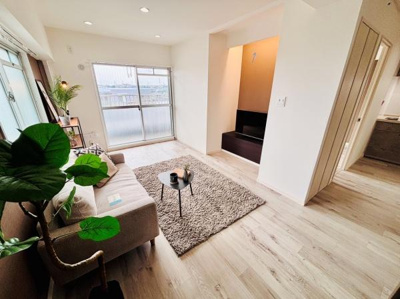 明るい光が差し込むリビングで開放的な雰囲気が感じられます。白を基調とした内装により空間が広く見えます。ナチュラルな木目調のフローリングが温かみを演出しています。