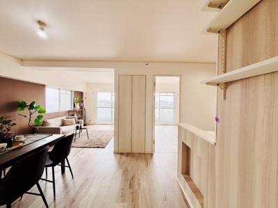 リビングは明るい窓が多く開放感のある空間です。ナチュラルな色合いのフローリングが落ち着いた雰囲気を演出しています。室内全体に統一感がありすっきりとした印象です。家具の配置もしやすい広さが魅力的です。