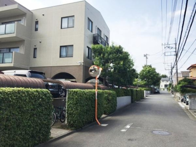落ち着いた雰囲気の住宅街に位置する建物です。周辺は緑が多く通りは広めで開放感があります。静かな環境でゆったりとした生活が期待できます。建物のデザインもシンプルで飽きのこない外観です。
