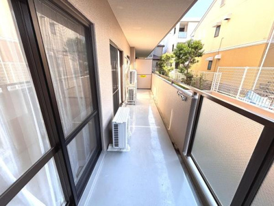 広々としたバルコニーで開放感を感じられます。日当たりも良好で外からの視線が気になりにくいデザインです。洗濯物を干すスペースも確保されています。手すりや床面も清潔感があります。