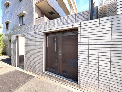 スタイリッシュな外観が印象的なエントランスです。シンプルなタイルデザインが落ち着いた雰囲気を演出しています。明るい日差しが差し込み清潔感が感じられます。