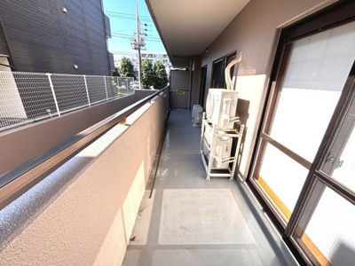 広々としたバルコニーで採光も良好です。外の眺めを楽しめる環境です。お手入れもしやすい設計で空間を有効に活用できます。バルコニー部分に設備もまとまり清潔感があります。