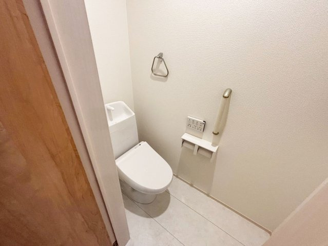 シンプルで使いやすい暖房・温水シャワー洗浄機能付きトイレは標準装備です！