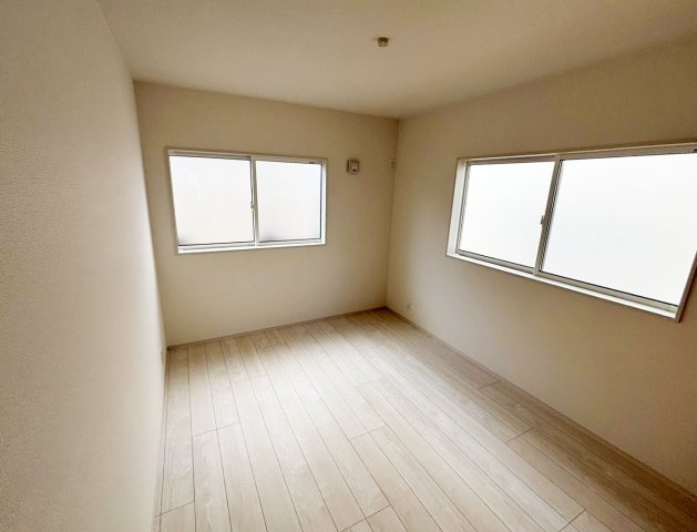 シンプルな洋室は、様々なインテリアに合わせやすいのが魅力です