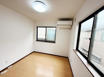 洋室は二面採光で明るさがあります。白を基調としたシンプルな内装が使いやすい印象です。エアコン付きで一年中快適に過ごせます。フローリングが清潔感を演出しています。窓からの景色も楽しめます。