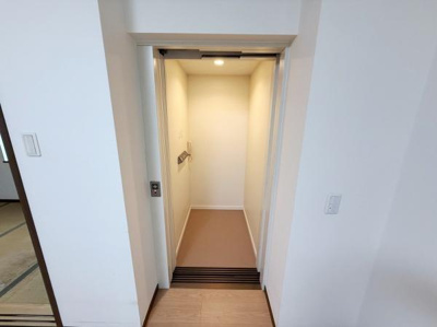 パナソニック製エレベーターです。