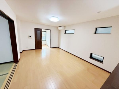 リビングは明るいフローリングが広がる開放的な空間です。窓から自然光が差し込むため日中も快適に過ごせます。壁面のスリムな窓がアクセントとなり室内に洗練された印象を与えています。