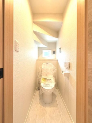 明るい陽射しが差し込む洋室です。木目調の扉が温かみのある印象を与えます。シンプルな内装で家具のレイアウトも考えやすいです。収納スペースも確保されており使い勝手の良い空間です。