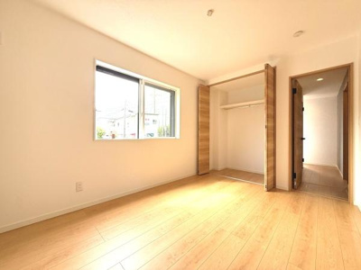 現地前面道路はゆるやかなカーブが特徴的です。道路幅もあり見通しの良い環境となっています。歩道も整備されており安心して利用できます。周辺には緑も感じられる落ち着いた雰囲気です。