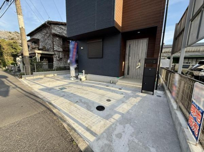 全体の区画図が分かりやすく表示されています。駐車スペースの配置も確認できます。道路へのアクセスも便利な設計です。1号棟と2号棟の位置関係が一目で把握できます。協定地の範囲も明示されています。