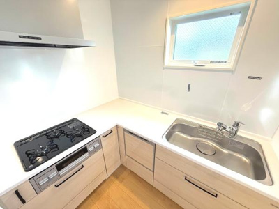 洗面台の三面鏡が収納力と使い勝手の良さを感じさせます。明るい照明が空間を引き立てています。床や壁のトーンが統一されており清潔感のある仕上がりです。