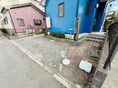鮮やかな青い外壁が印象的な建物です。敷地内には手入れの行き届いた植栽が配置されています。入り口まで緩やかなステップが続いており外観の個性が際立っています。