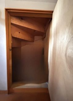 階段下収納もございます。普段使わないものやストック品はこちらに収納も可能です。