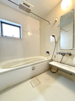 １日の疲れを癒す浴室。ゆったりと入浴可能な広さの浴槽で、お子様との入浴も楽しめそうですね。