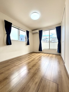 2面採光で明るく日当たりのよい洋室です。温かな木目の床材と白いクロスがメリハリのあるお部屋です。